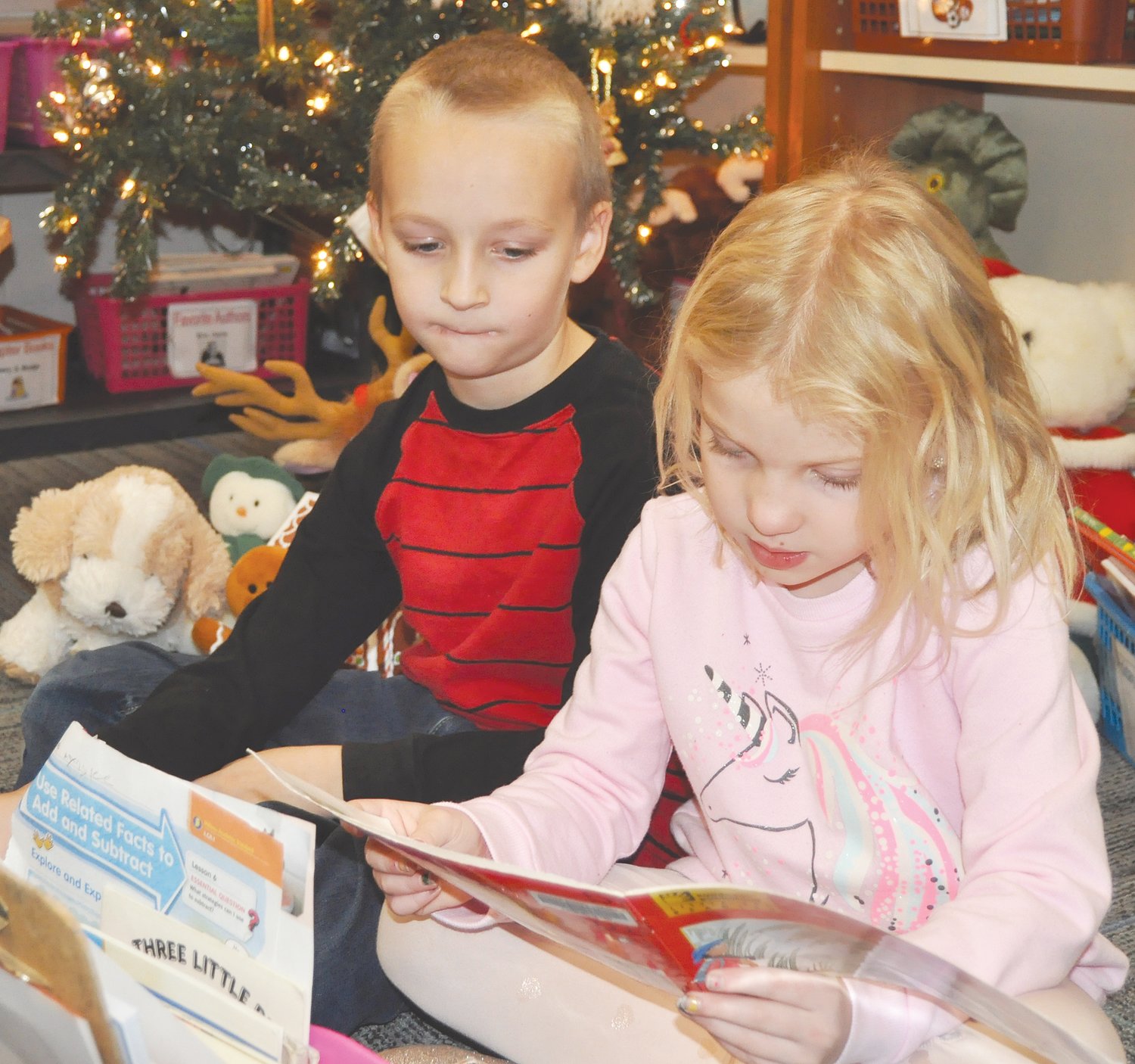 Jackson Kelso, left, and Aynslee Campbell read together during class.