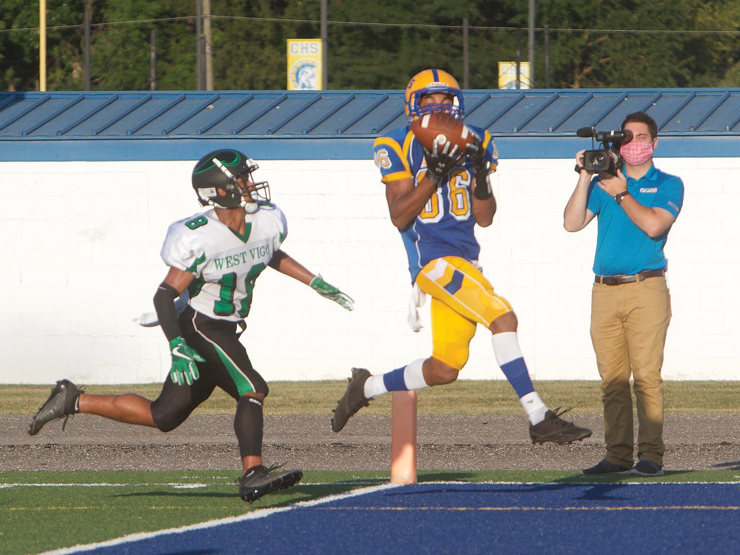 Mikale Willis grabs a touchdown from Kaiden Underwood.