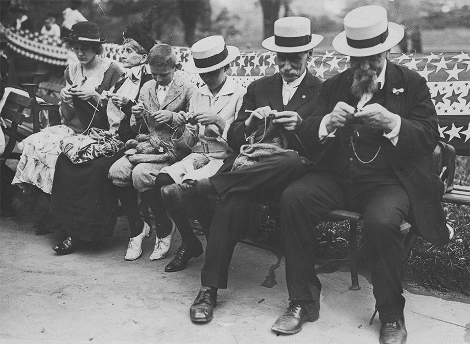 Knitters at the Central Park knitting bee, 1918.