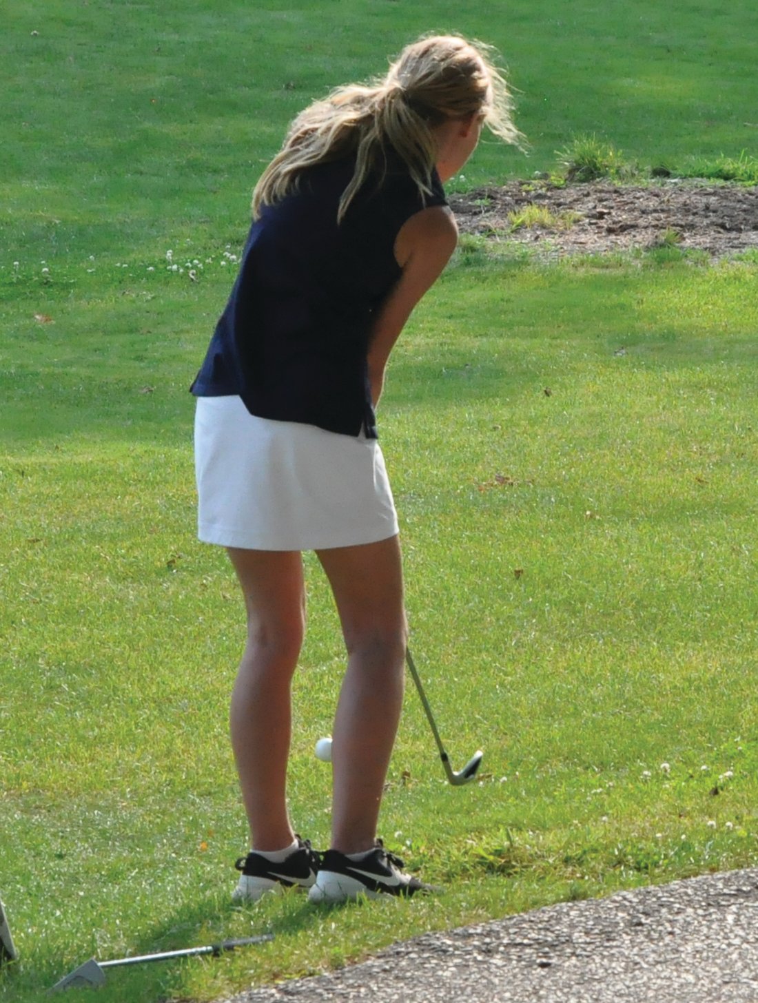 Shayna Ratcliff uses her pitching wedge on No. 3.