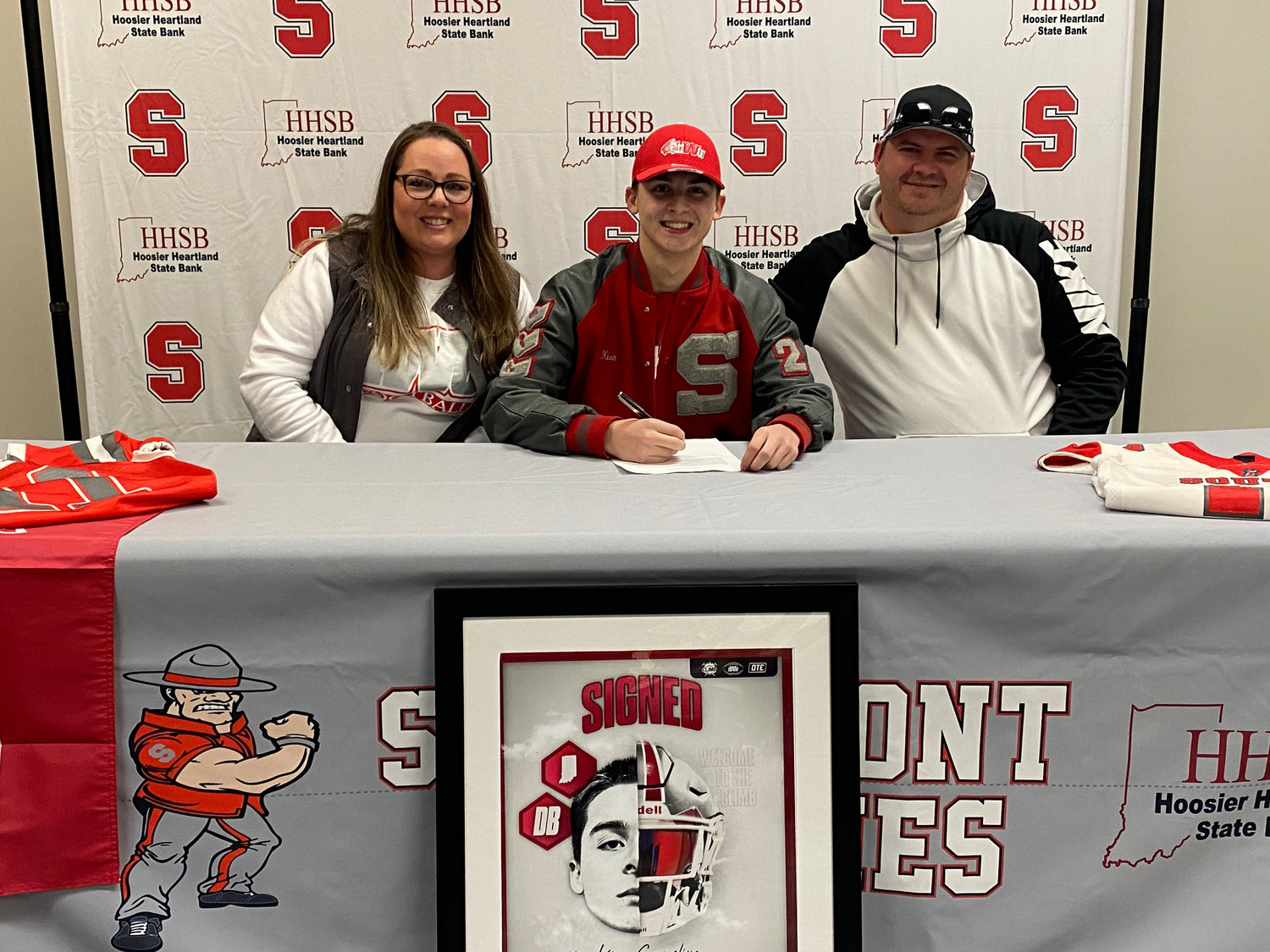 Kion Cornelius alongside both his parents made his official college choice on Friday when he signed to continue his football academic and football career at Indiana Wesleyan University.