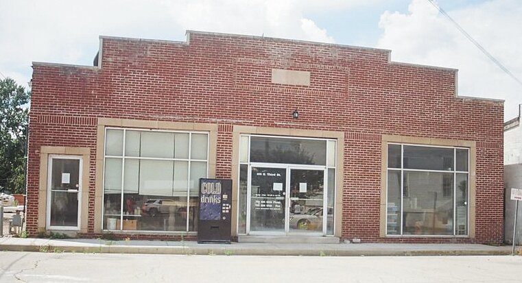 In 1920 this started up as Etter Ford in New Market Indiana now a monument place. Back than the automobile was referred to as the horseless carriage. This building pre dates Route 66 as it started being built in 1926.