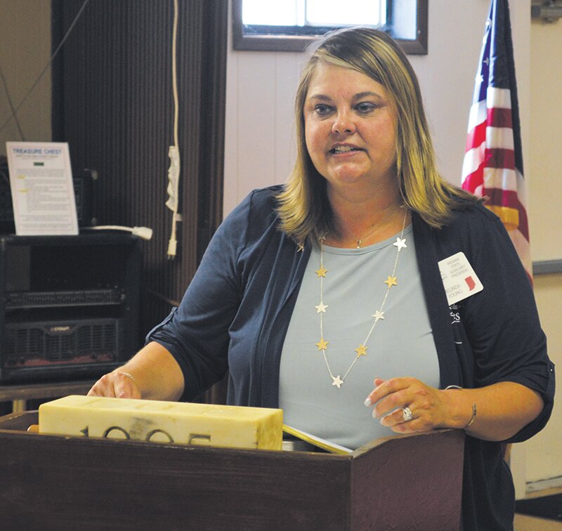 Madam President Belinda Young address club members and guests.