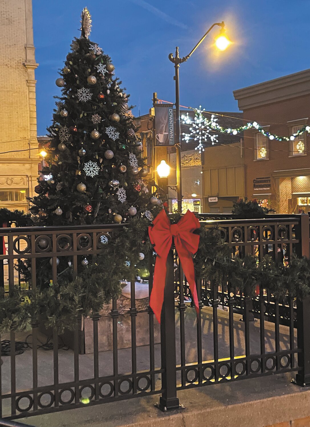 Crowds gathered Saturday for Small Business Saturday and Downtown Party Night. People enjoyed shopping and dining at local establishments, a tree lighting ceremony at the courthouse with this year's honorees, Irma and Ignacio Bravo, listening to live holiday music, children's crafts, hay rides and more.