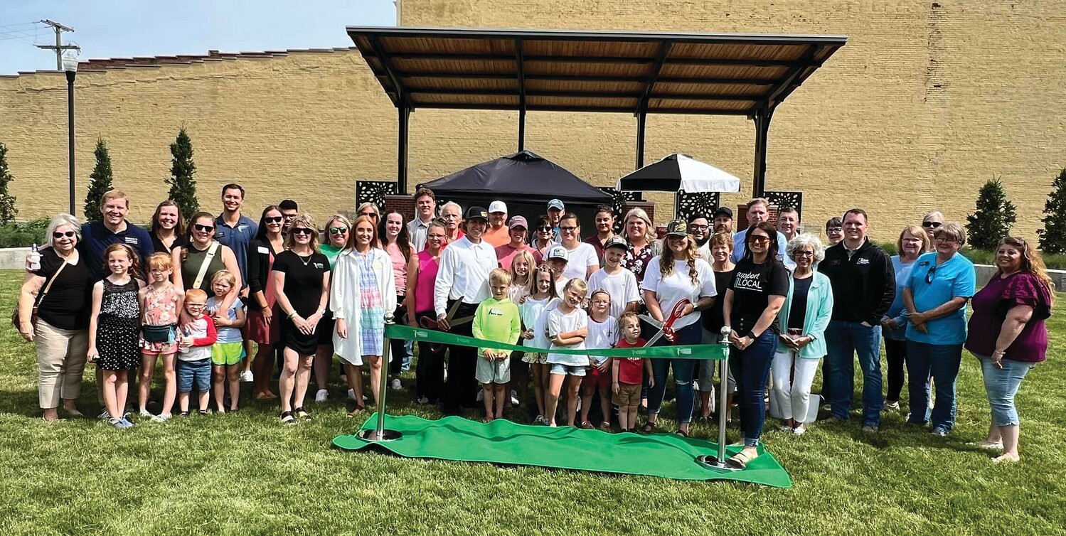 The Crawfordsville/Montgomery County Chamber of Commerce recently conducted a ribbon cutting ceremony for Smitty D’s Hot Dog Cart at Pike Place in downtown Crawfordsville.