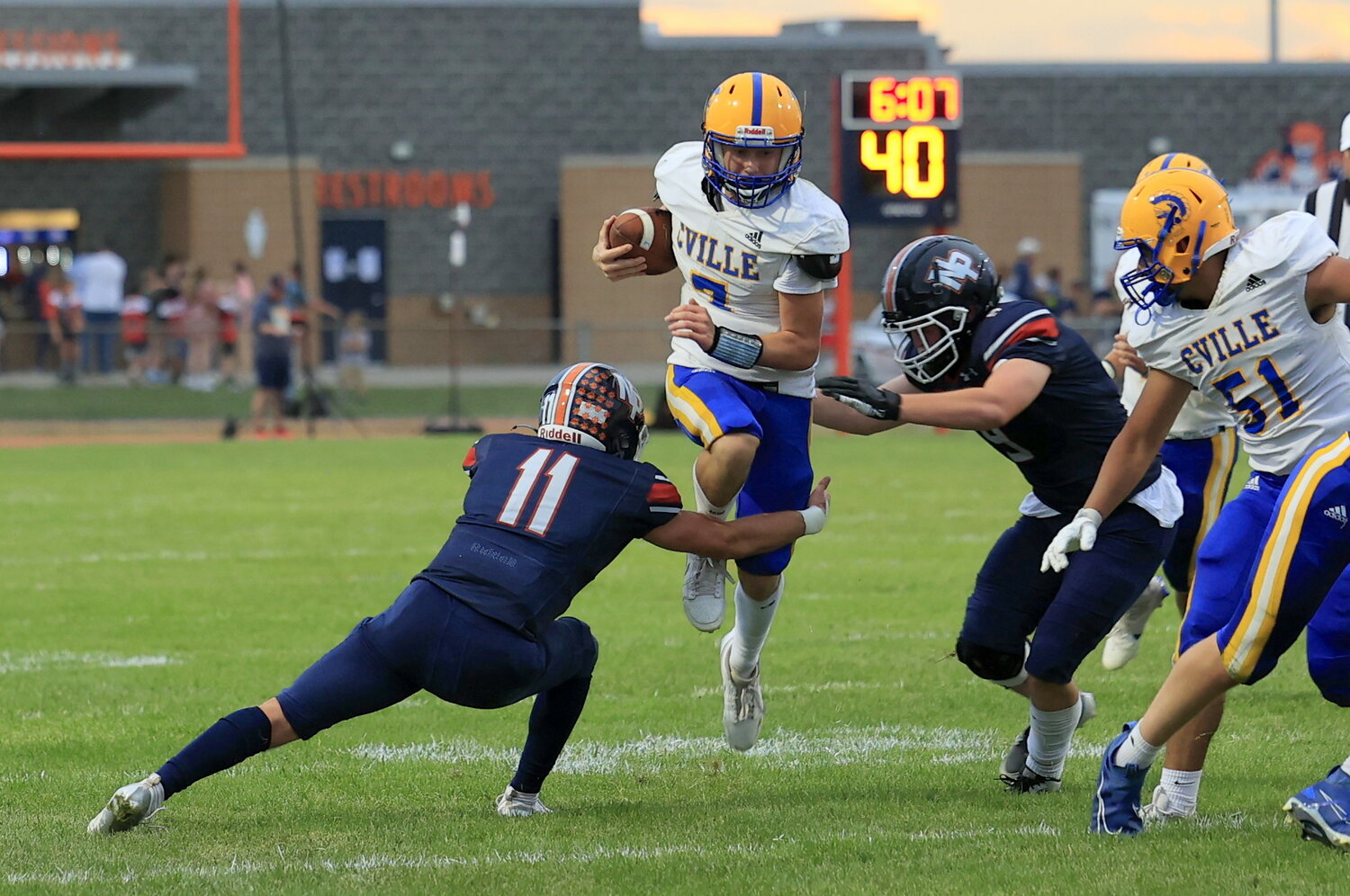 Mason McCarty runs with the ball Friday against the Cougars.