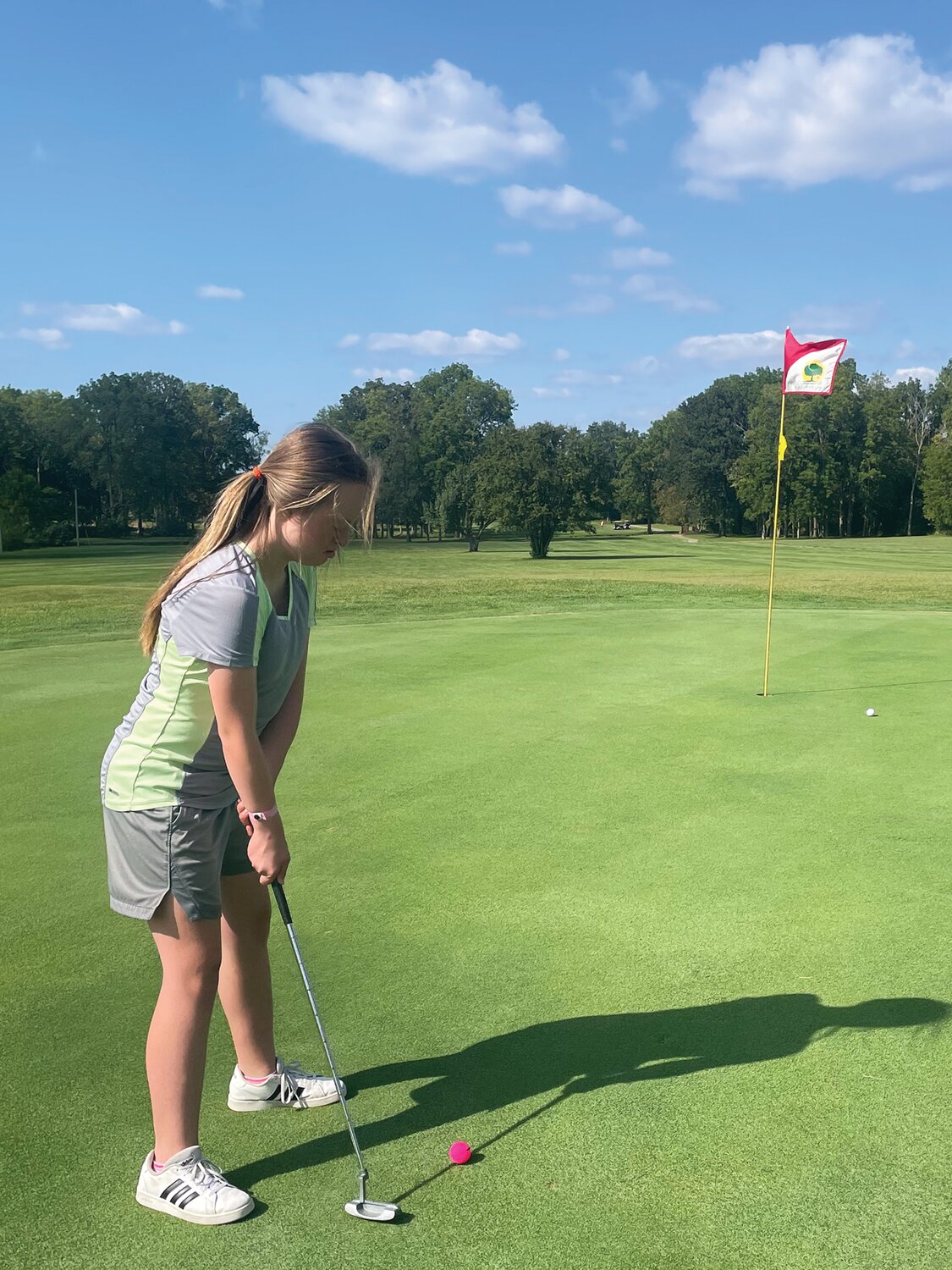 Maddie Lewellyn playing golf.