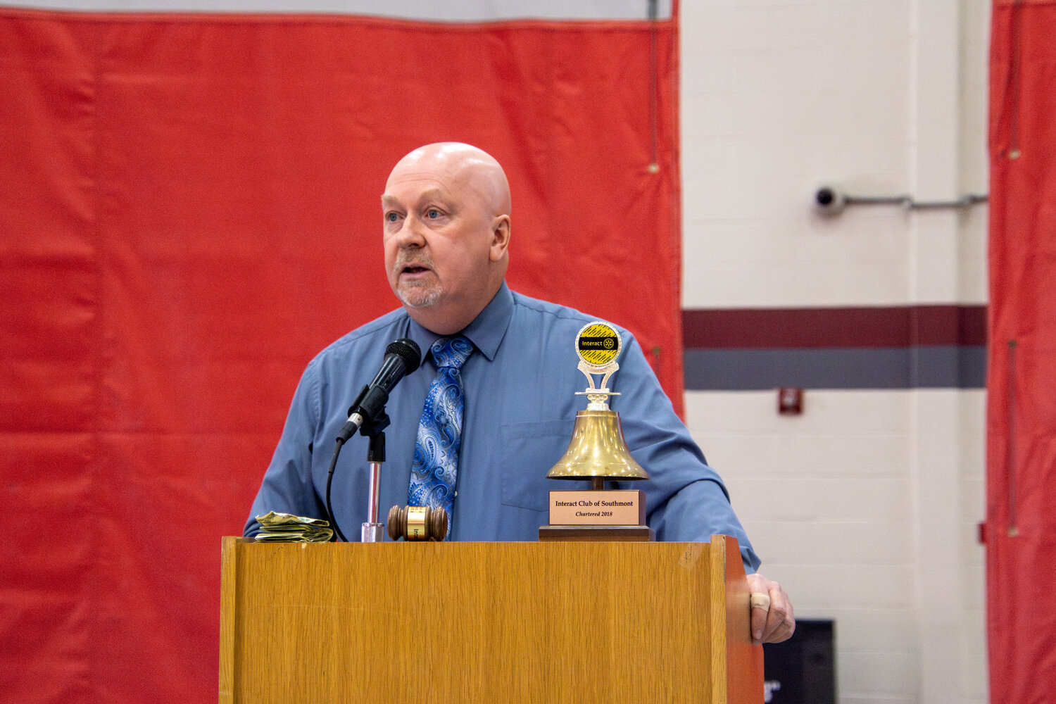Mayor Todd Barton addresses the crowd.