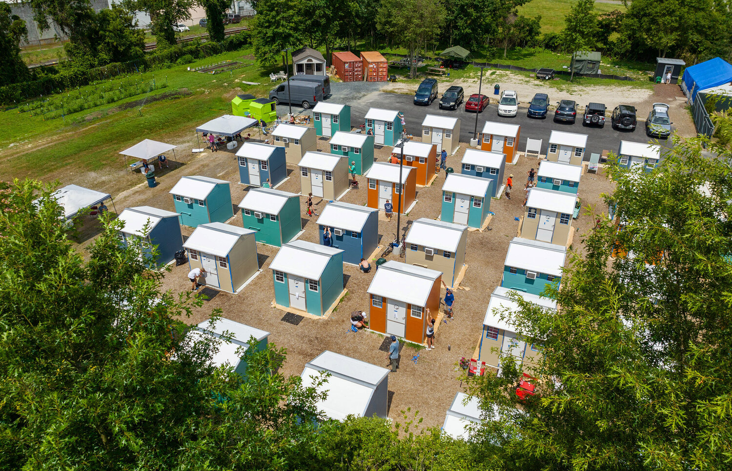 Volunteers add brush of color to Georgetown’s Pallet Village cabins ...