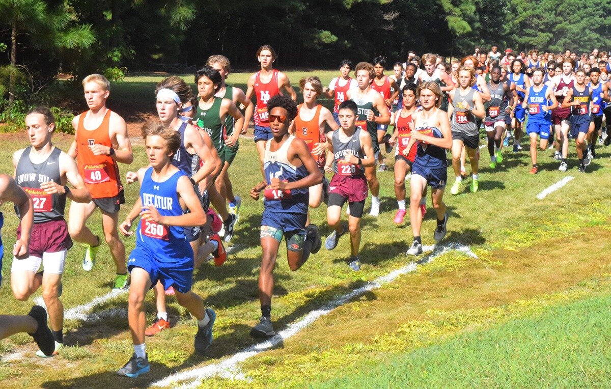 The boys' varsity race got underway, with 136 runners competing. Vikings Zy'Meir Wilson, number 14, can be seen in the center, with sophomore teammate Preston Adkins behind him.