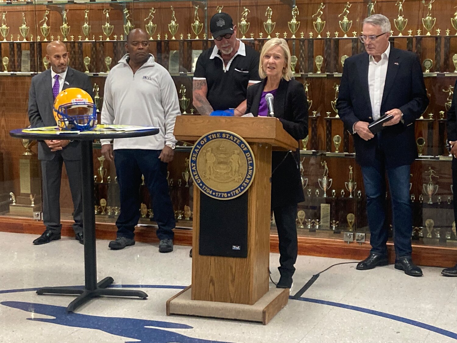 Dallas Cowboys legend Randy White kicks off drug disposal program