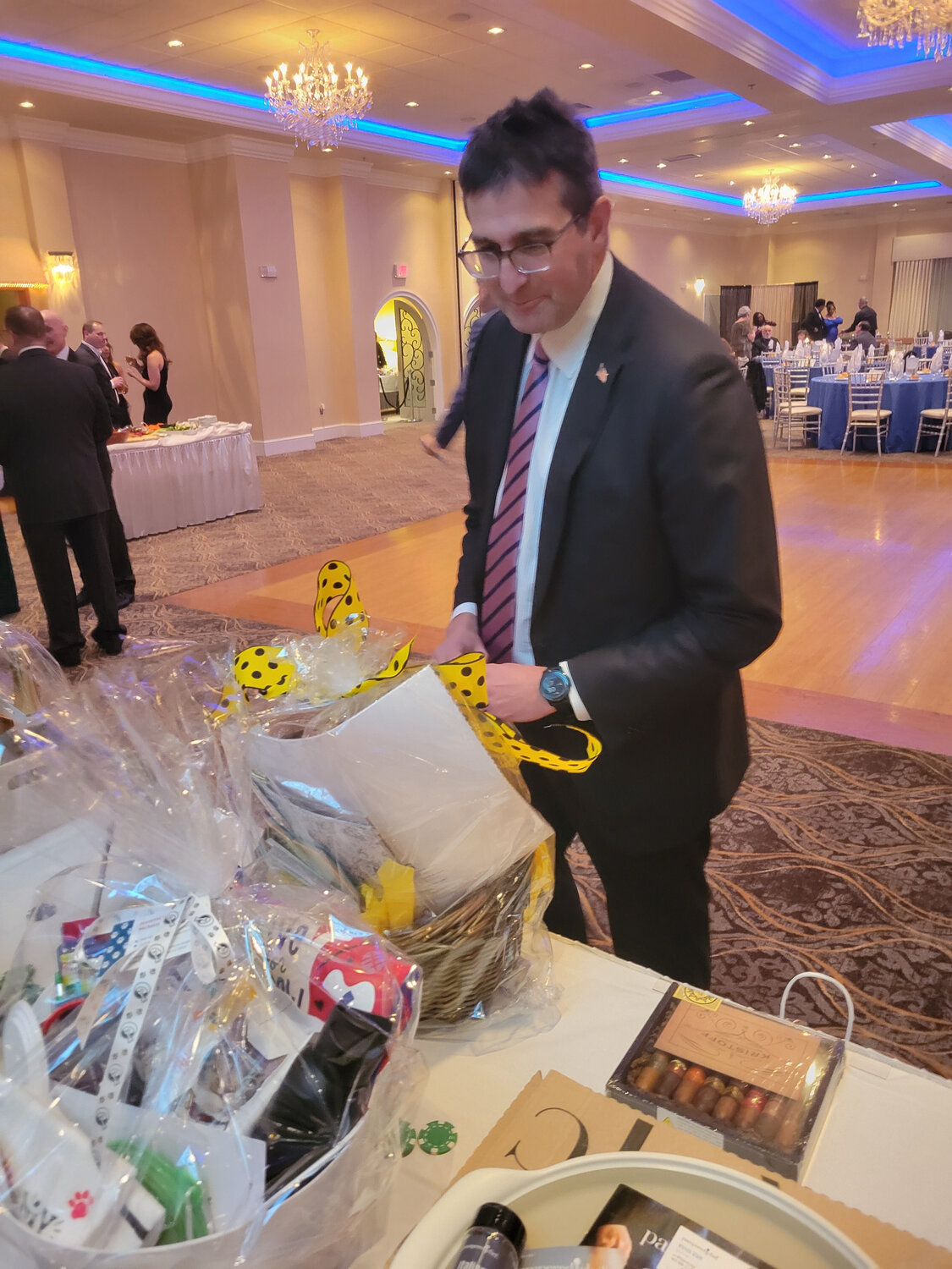 New Castle County Executive Matt Meyer checks out gift baskets at the Middletown chamber gala Friday.