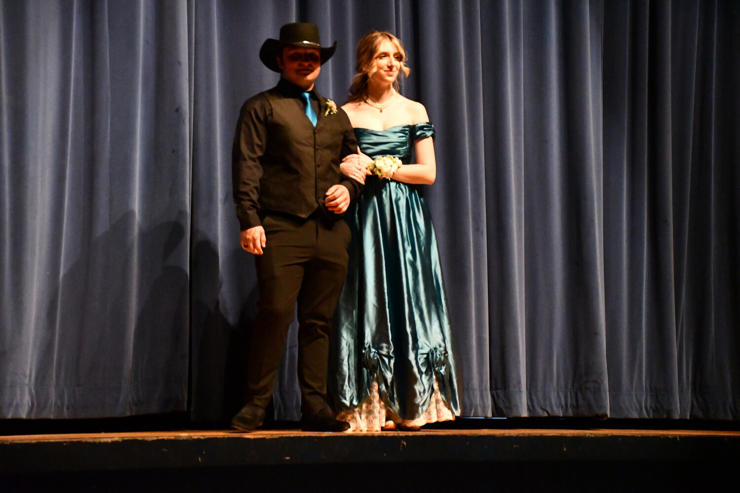 Photo Gallery: Lake Forest High School's prom Grand March | Bay to Bay News