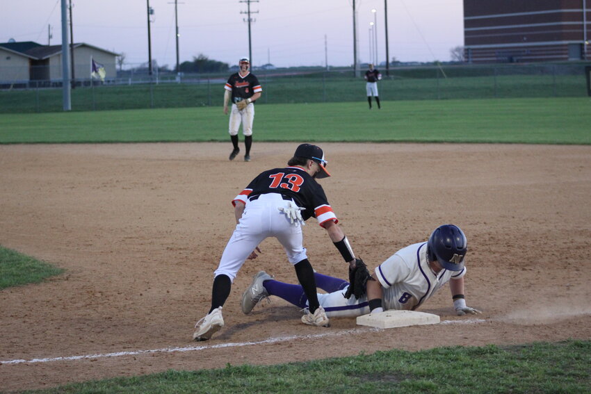 Apaches first baseman Brodi Ramos (13) pick attempts Navarro&rsquo;s Joey Padilla (8) on first base in the district opener Friday, March 22.