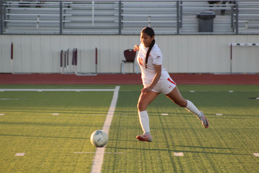 Lady Apaches Samarah Olmedo (10) kicks a free kick for Gonzales in the bi-district match against the Floresville Jaguars