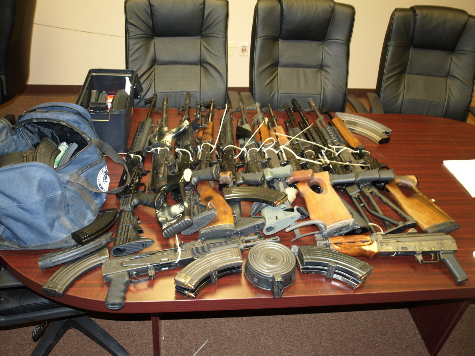 Sheriff’s deputies on Thursday arrested a convicted felon from Mission after they caught him with 14 assault rifles, 1,000 rounds of ammunition and 30 magazines and clips.
