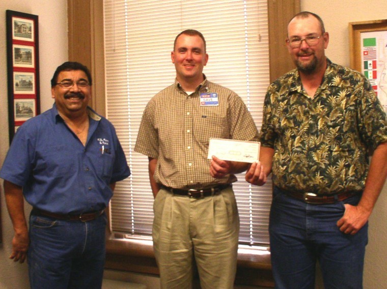 HEB Store Manager Dave Epley (center) presents Gonzales Chamber
Board President John Raeke with a $2,000 dontation for the Come
& Take It Festival as Come & Take It Chairman Carlos
Camarillo looks on. Come & Take It is the first weekend in
October.