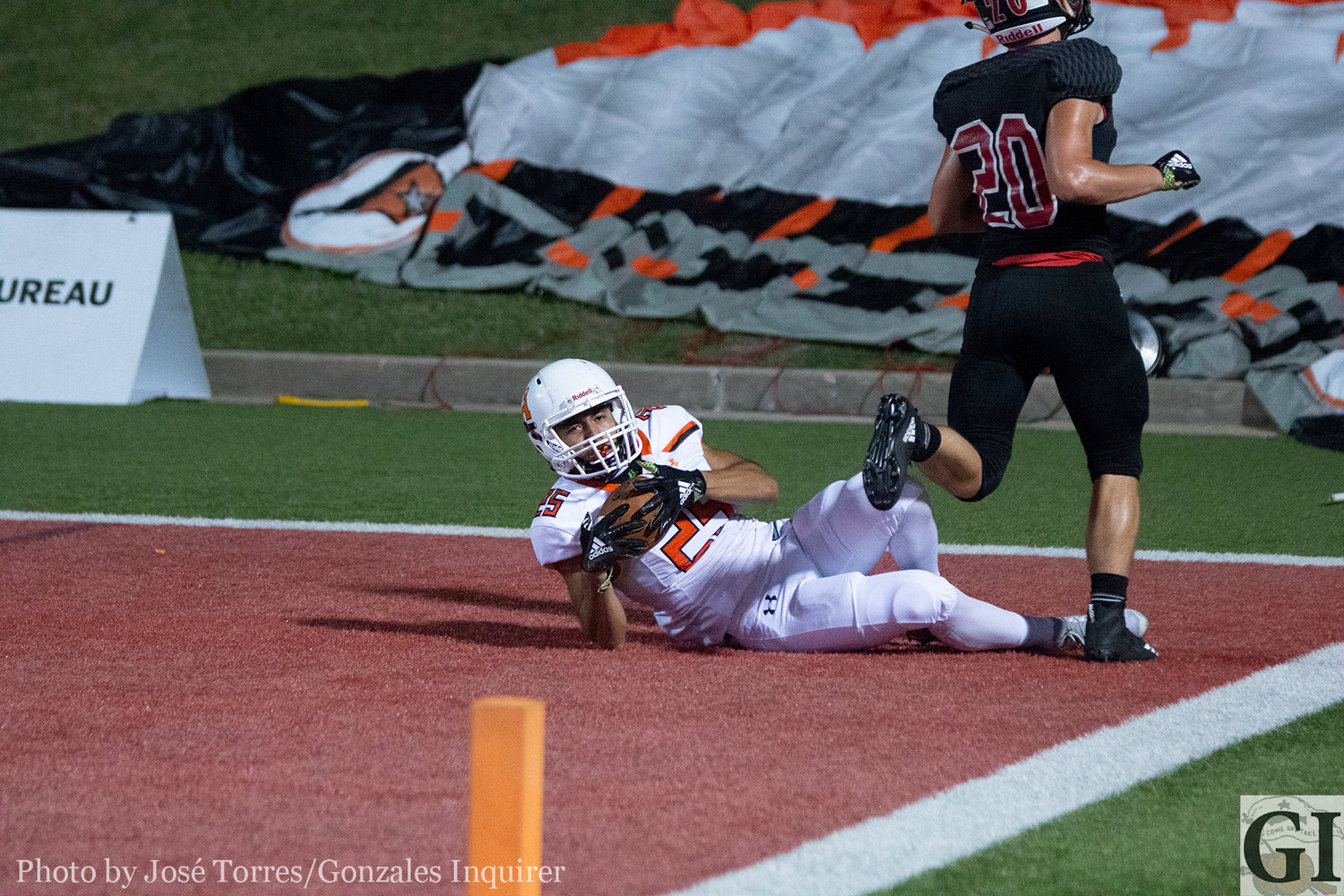 Heber Cardona (25) makes a diving catch in the end zone, the Apaches first touchdown reception since Sept. 7.