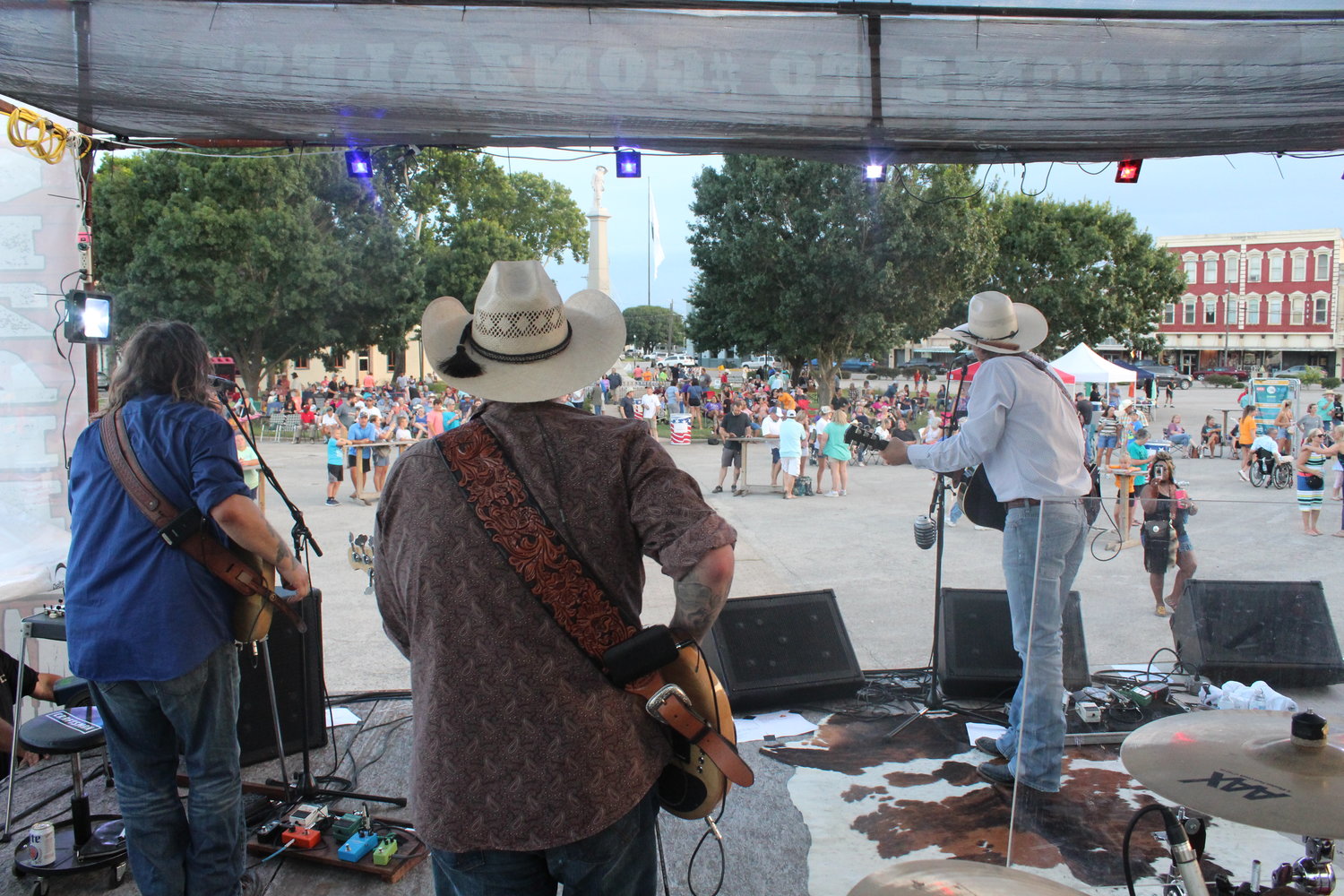 Stop by downtown Gonzales for Main Street’s last summer concert of the season. 