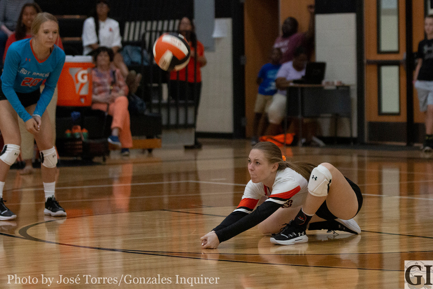 Shelby Davis (5) gets low for a dig in Gonzales’ three-set victory over Karnes City on Tuesday.
