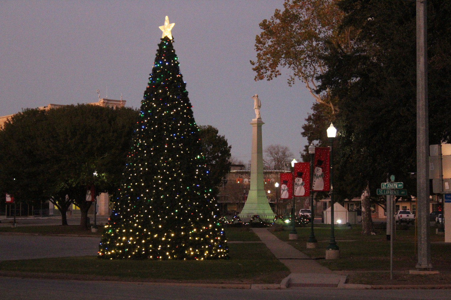 Gonzales Main Street has placed its Christmas lights, decorations and tree out across Confederate and Texas Heroes Square. “The Inquirer” is also getting into the spirit. We will be accepting letters to Santa until end of day Friday, Dec. 6. Those letters will be published in the Dec. 19 edition.