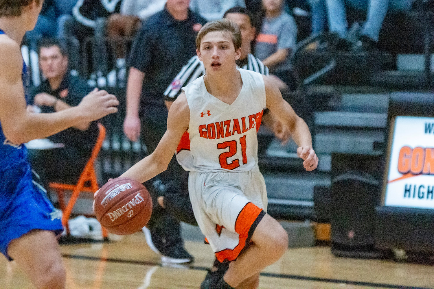 Jaydyn Lookabill (21) drives down the court in Gonzales’ 61-41 victory over Bandera at home on Tuesday. Lookabill was the team-leading scorer, coming away with 29 points in the 20-point victory.