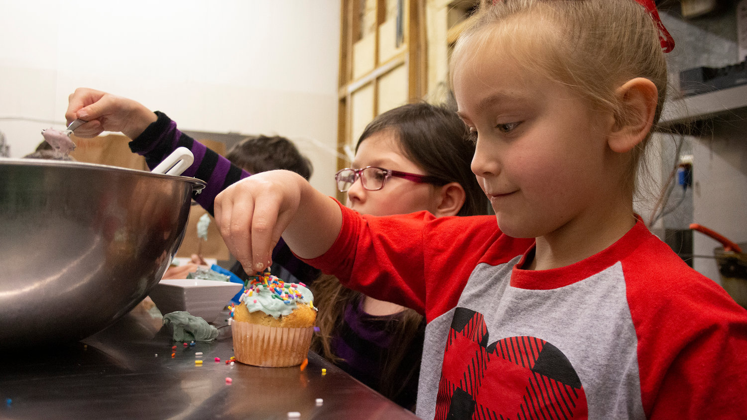 During a cooking class last Saturday, Feb. 1, young bakers added frosting and sprinkles to their cupcakes.