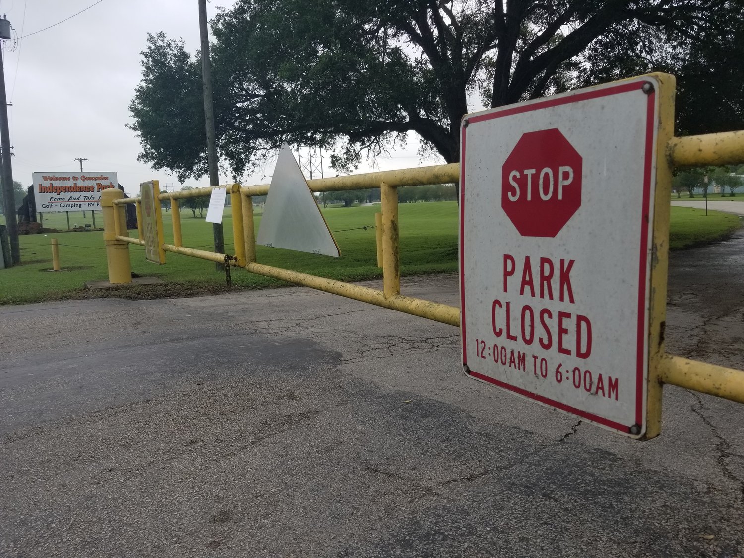 In front of the gate of Independence Park is a sign that states “the park and golf course are closed until further notice. You may walk or ride your bike using social distancing. Only vehicles will be city employees and RV renters.” The park first closed on Tuesday, April 7.