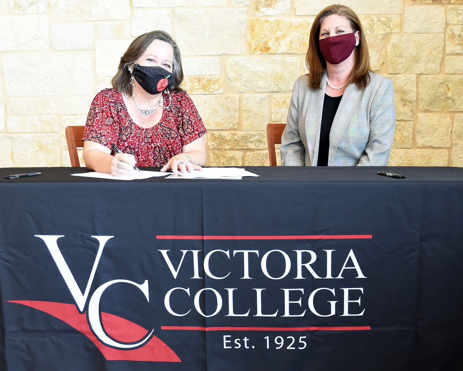 Nixon-Smiley Consolidated Independent School District Superintendent Cathy Lauer, left, and Victoria College President Jennifer Kent recently signed a Memorandum of Understanding concerning dual-enrollment offerings for Nixon-Smiley CISD high school students.