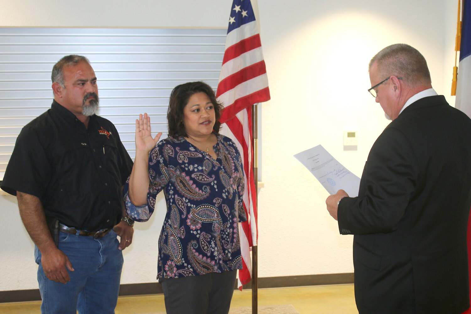 With her husband Mark Pompa beside her, incoming Nixon City Council member Melissa Mendez Pompa recites the oath of office as directed by Nixon Municipal Judge and Precinct 4 JP Darryl Becker at the regular council meeting on Monday, June 5. Pompa was elected last month.