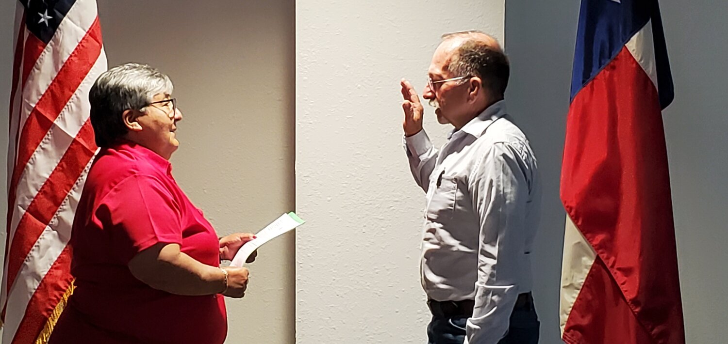 Nixon Mayor Ellie Dominguez, left, swears in newly elected City Councilmember Jack Rogers on Monday, May 13 at Nixon City Hall. Rogers received the most votes in the May 4 election and claimed one of two at-large seats on the council.