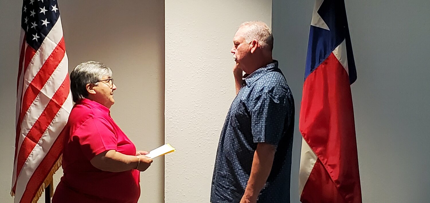 Nixon Mayor Ellie Dominguez, left, swears in newly elected City Councilmember Shannon Smith on Monday, May 13 at Nixon City Hall. Smith finished second in the May 4 election and claimed one of two at-large seats on the council.