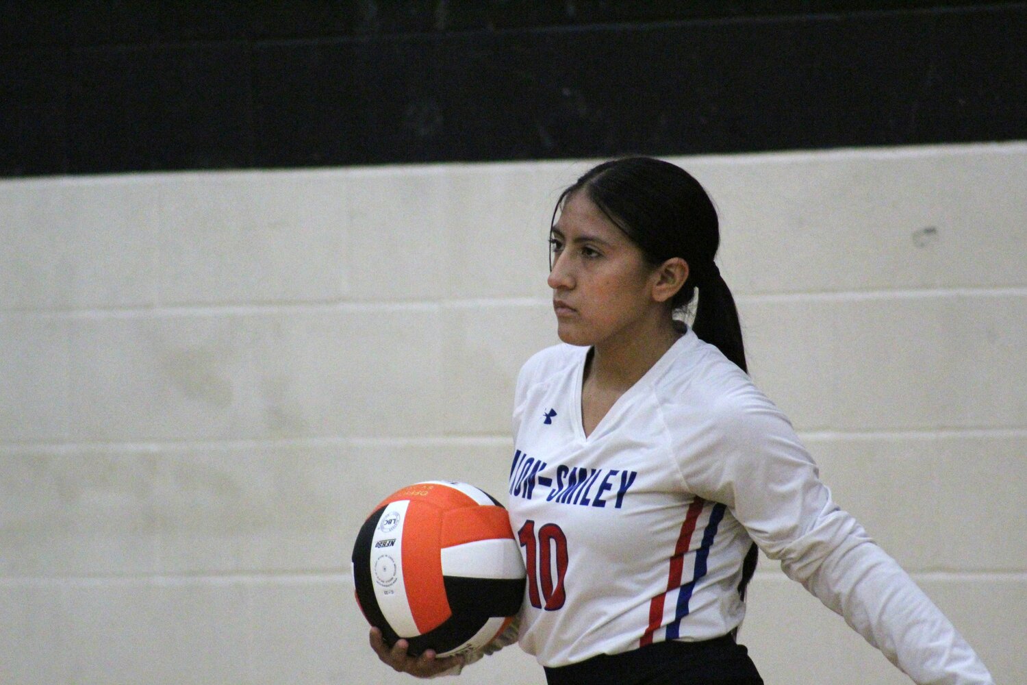 Lady Mustangs senior libero Emily Granados (10) sets the serve against the Gonzales Lady Apaches Friday, Sept. 13.