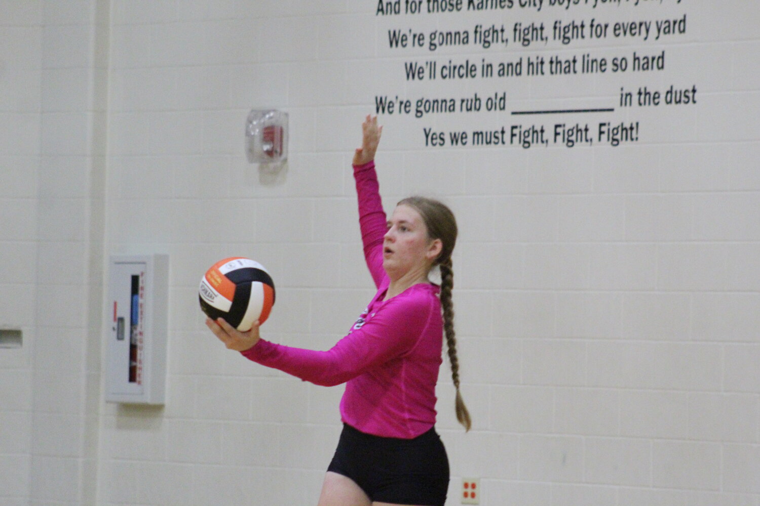 Sophomore libero Blakely Mercer (21) sets up a serve for Gonzales in the non-district match against Karnes City. Mercer recorded five aces in the loss to Karnes City Tuesday, Sept. 20.