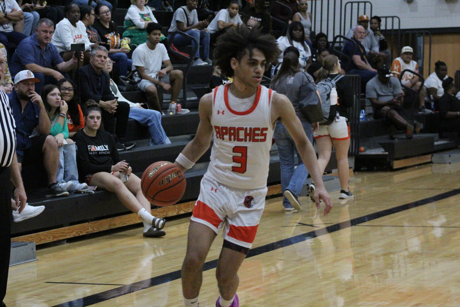 Apaches senior guard Jzyah Melancon (3) dribbles the ball down in Navarro territory Tuesday, Dec. 17.