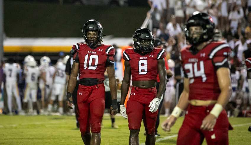 Spanish Fort&rsquo;s Sterling Dixon (10), Javonte Walton (8), Newton Gardner (24) and the Toro defense come to the sideline for a heat timeout during Aug. 24&rsquo;s season-opening contest against the Fairhope Pirates at home. Dixon was recently named to the High School Butkus Award watch list alongside the top linebackers from 19 different states.