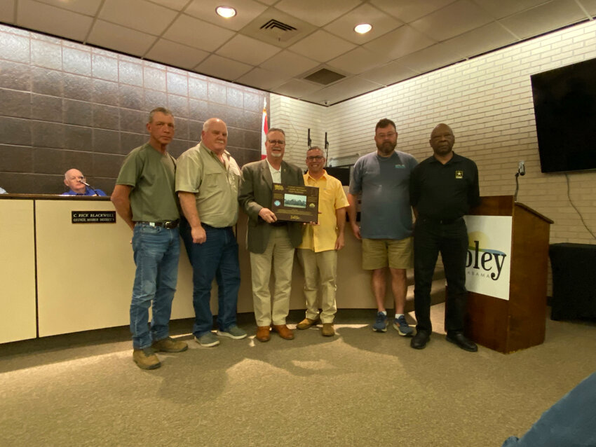 Veterans from the 2004 deployment of Company C of the National Guard 711 Signal Battalion present a plaque to Foley Mayor Ralph Hellmich and the City Council recognizing the city&rsquo;s support for the unit.