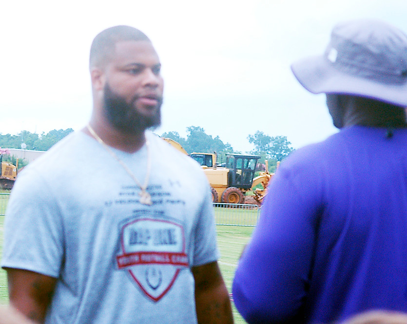 Washington Redskins defensive end/linebacker Ryan Anderson talks with DHS coach Kenny King.