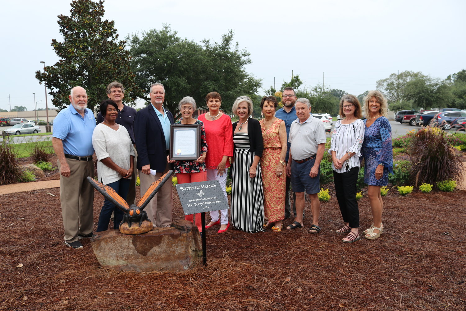 Despite the slight rain, many people came out for the butterfly garden dedication, including Mary Ann Mannich Underwood, elected officials, city staff, members of Foley’s Revitalization and Beautification Board, Foley Main Street, WAS Design, Inc. representatives, and friends of Terry Underwood.