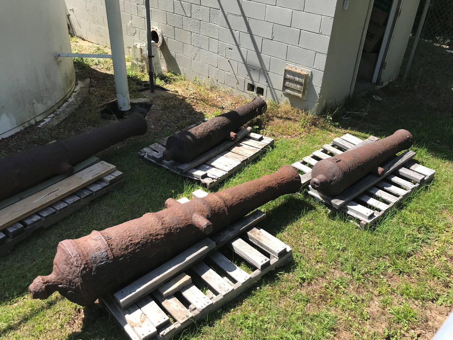 Four cannons found in Jamaica have been presented to Spanish Fort and will be put on display at City Hall.