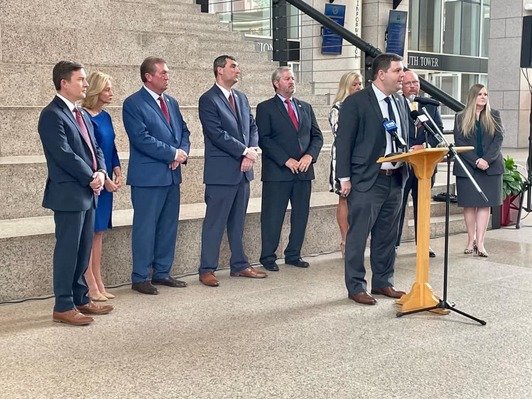 Rep. Matt Simpson (R- Daphne) announced earlier this week that he will pre-file a bill for the 2023 legislative session that seeks to add mandatory prison time for the drug dealers who are trafficking fentanyl in Alabama. He was joined by the sheriffs for both Baldwin and Mobile counties and several members of the district attorneys' offices.