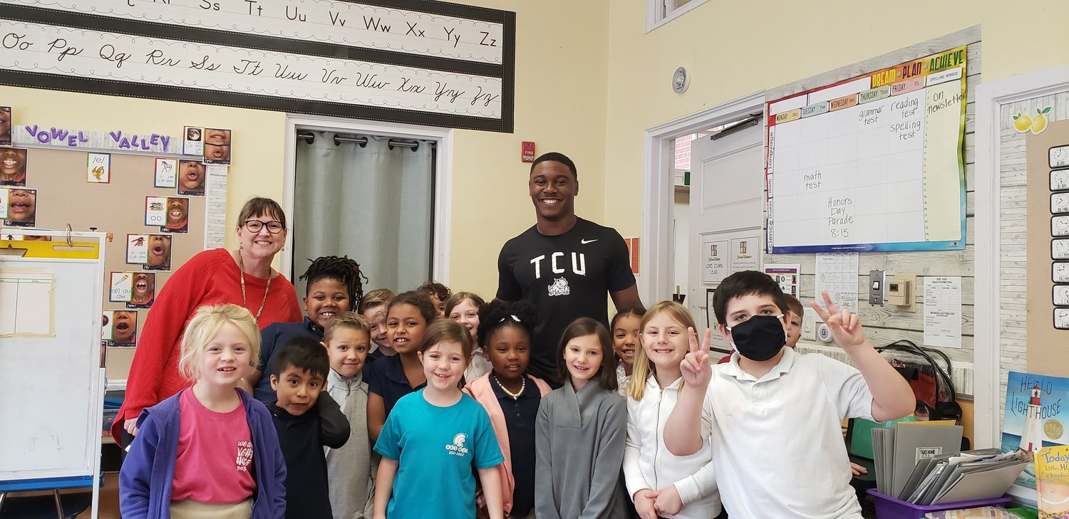 Trent Battle visited classrooms and students at Daphne Elementary School this week after he played in the college football playoff championship game. The former Trojan met with students and took photos all around the school during his visit.