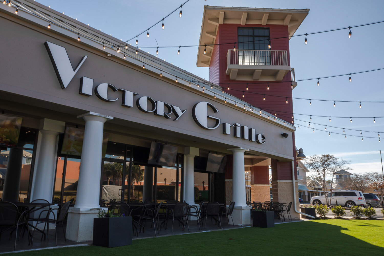 Baumhower’s Victory Grille offers diners outdoor eating areas as well as a grass lawn for cornhole.