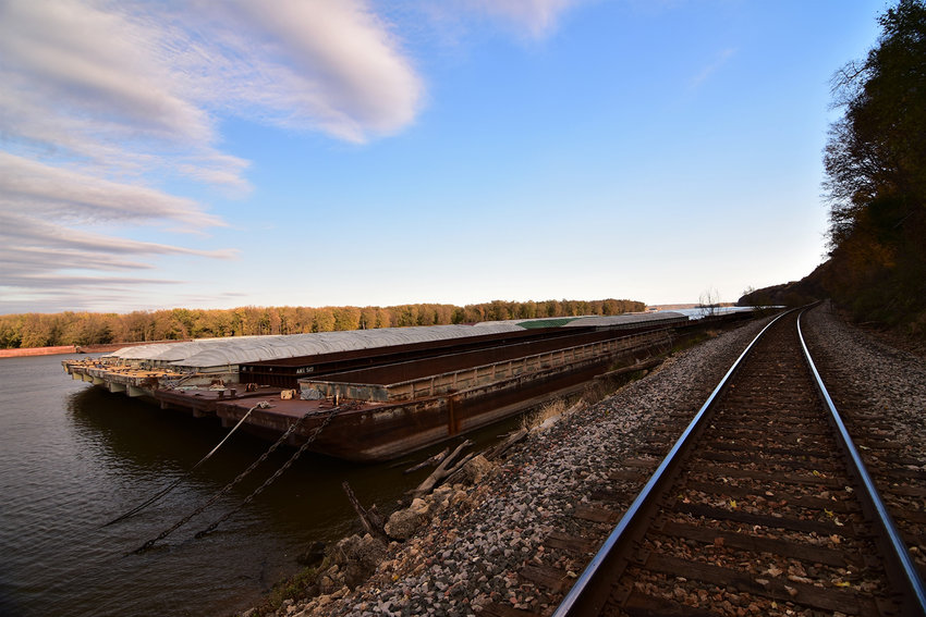 Canadian pacific railway tracks along the Mississippi River south of Dubuque, Iowa. The Soo Green Line would run through Iowa and Illinois along the Canadian Pacific right of way. (Adam Wineke/Dreamstime/TNS)