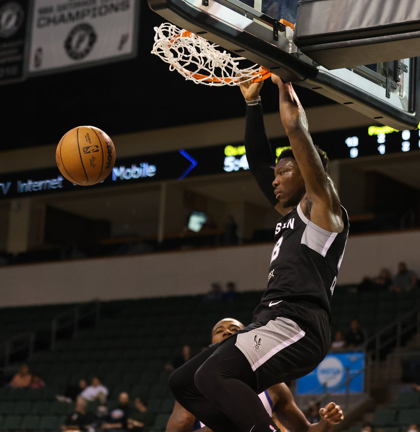 Austin Spurs forward DEVONTAE CACOK (18) dunks the ball during an NBA G-League game between the Austin Spurs and the Mexico City Capitanes on November 18, 2021 in Cedar Park, Texas.