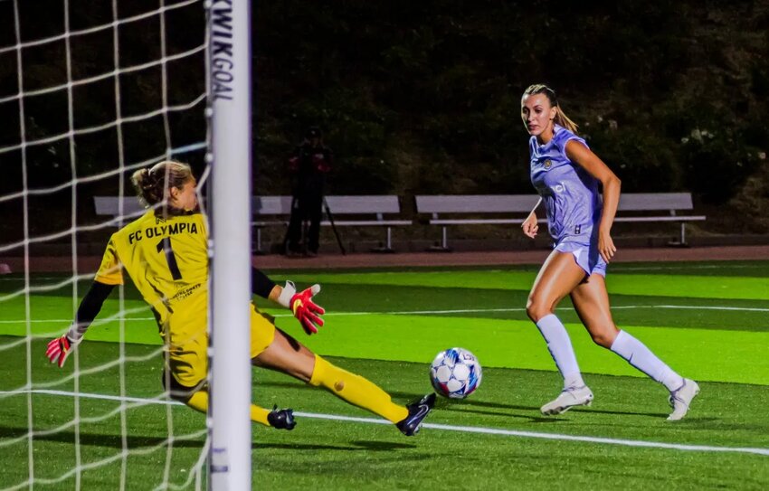 FC Olympia keeper Bre Norris makes a clutch save against Oakland Soul’s Jordan Geis in extra time of the USL W League Western Conference Semifinal.