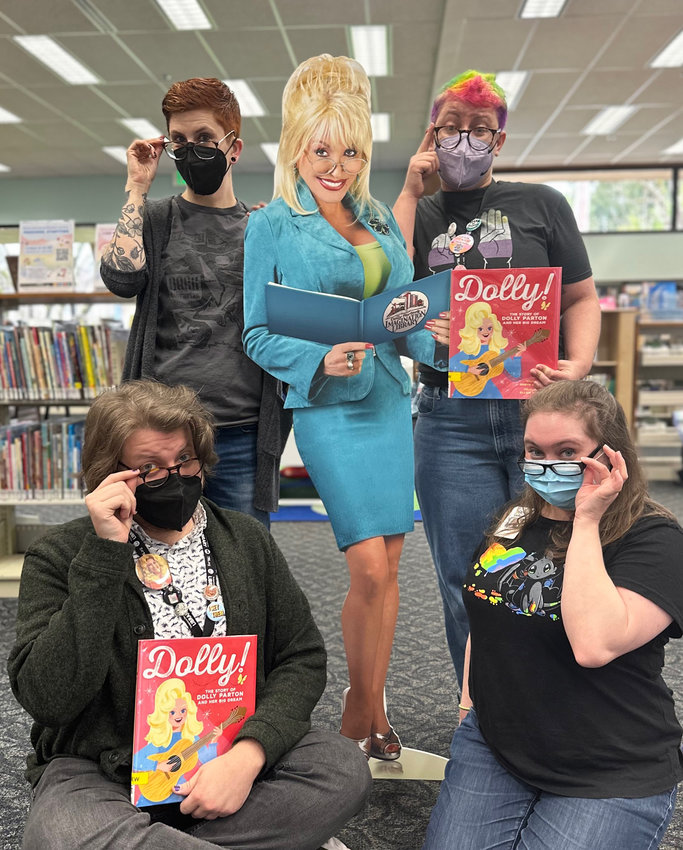 Dolly Parton cutout with with Olympia Library Staff