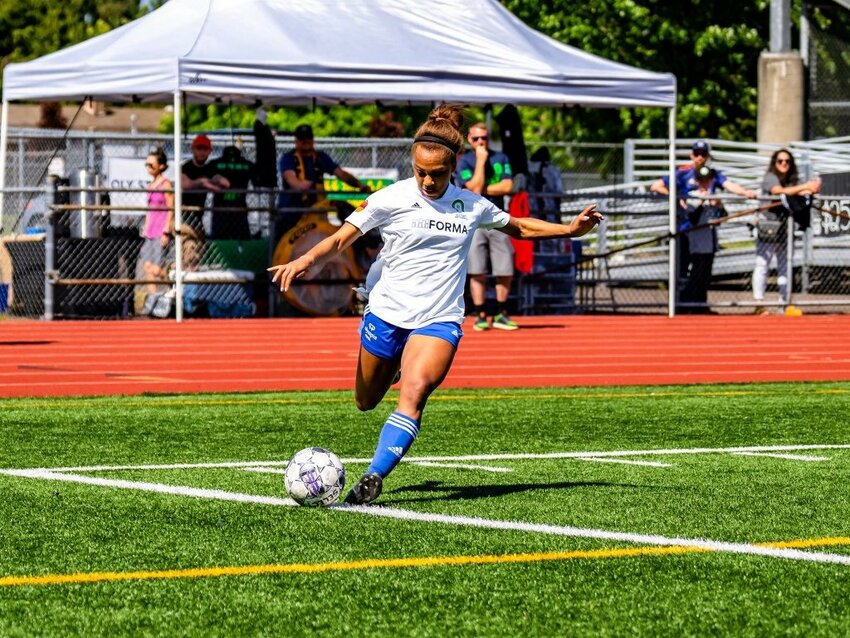 Mariah Lee playing for Oly Town FC
