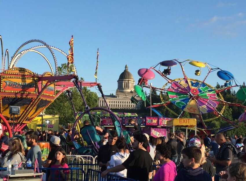 Capitol Lakefair rides with a view of the Capitol building showing