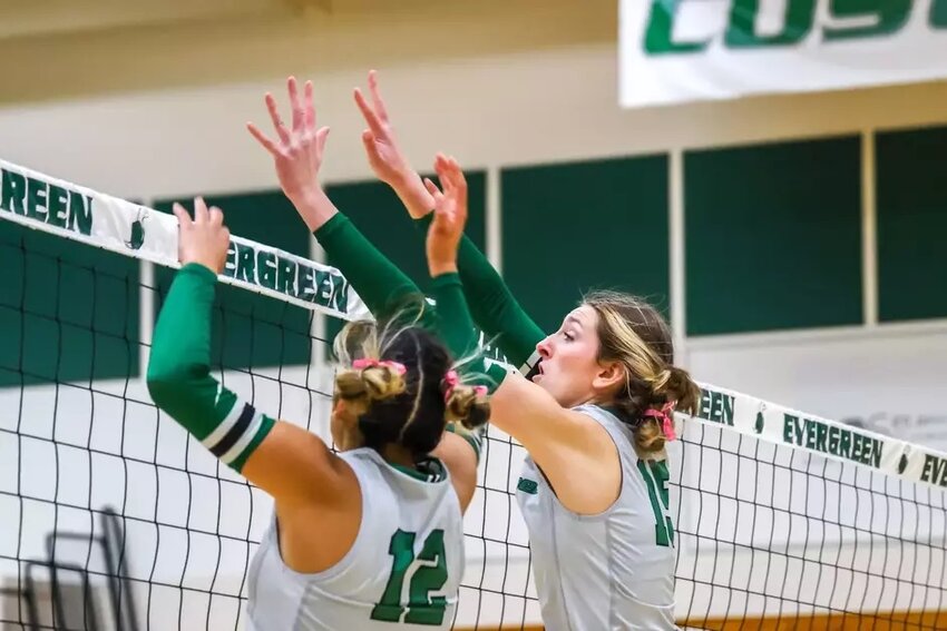 Lucendy Perez (left) and Marin Collins (right) combine on a block. Both players were crucial for Evergreen’s win at Walla Walla.